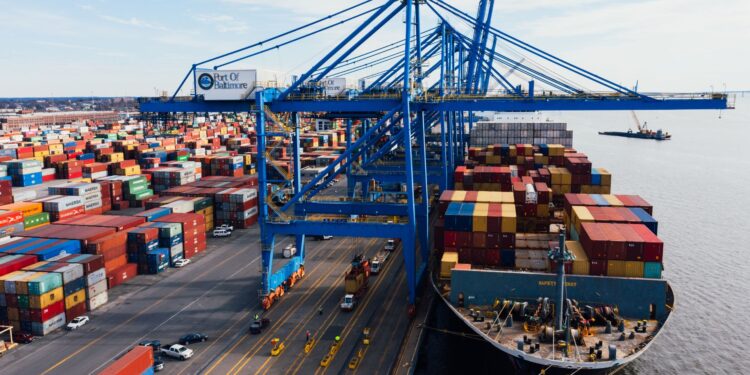 Ma suurtagal baa ama sax ma tahay in dal aan bad lahayn uu xoog ku qabsado dal baddiisa?